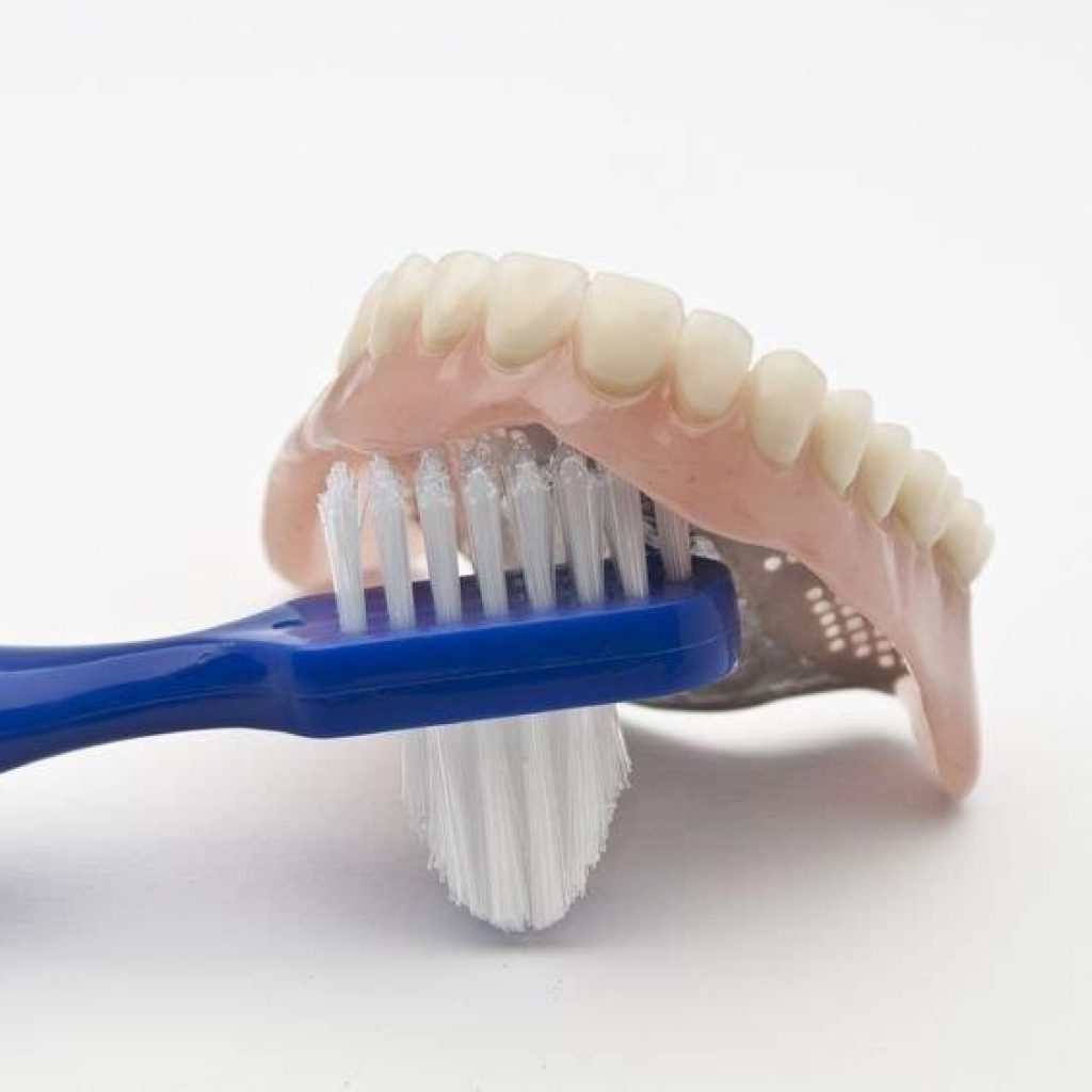 can you clean dentures with toothpaste